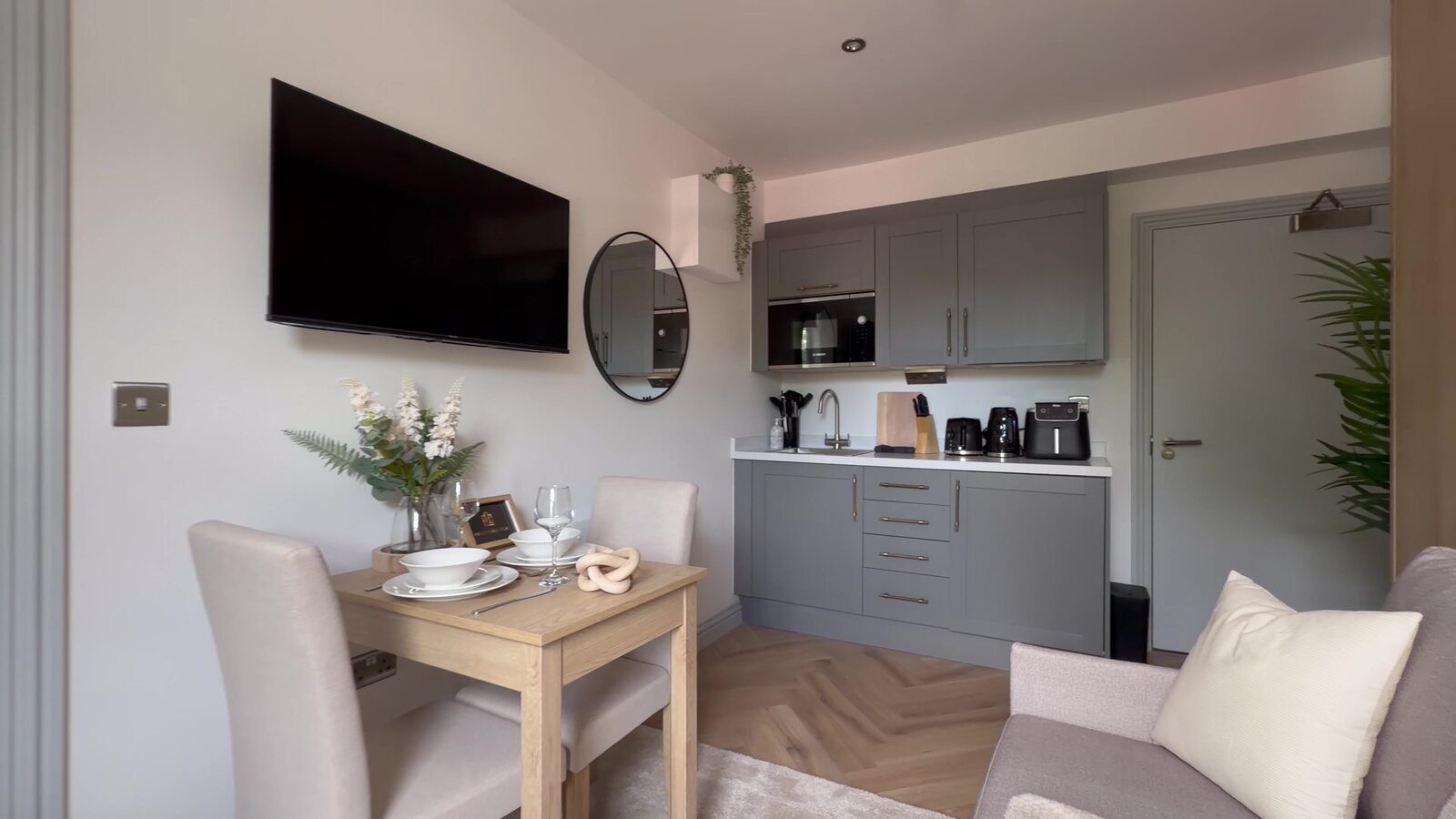 Kensington High Street 1 Bedroom Apartment kitchen and living area