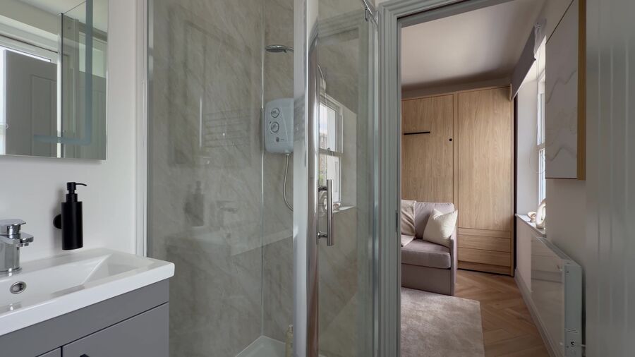 1 Bedroom Apartment bathroom